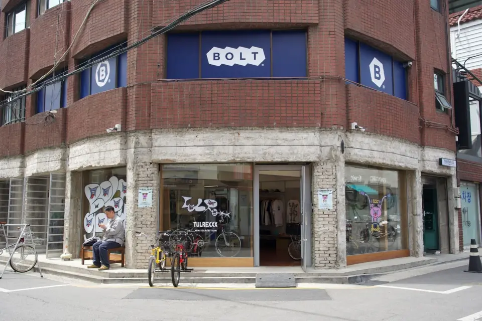 BOLT 간판이 보이는 벽돌 건물 외관