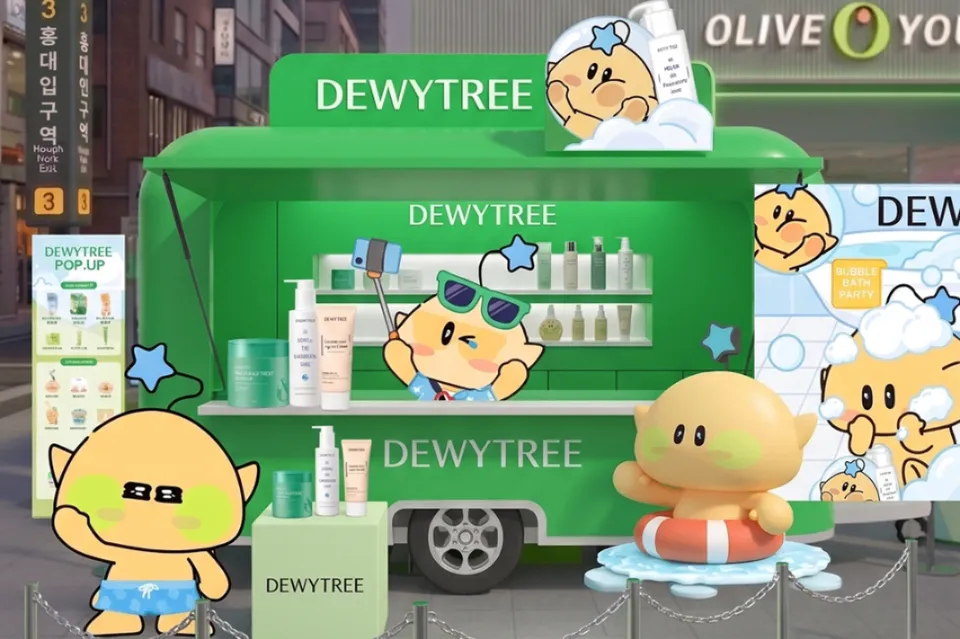 Green truck stall with Kumdori character graphics