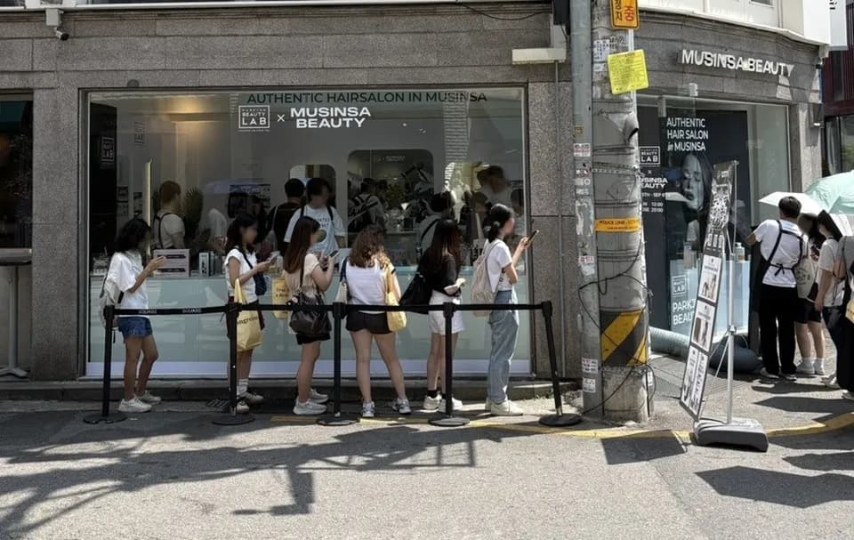 Visitors queuing outside the MUSINSA Beauty store